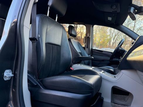 Used 2019 Dodge Grand Caravan SXT image 15