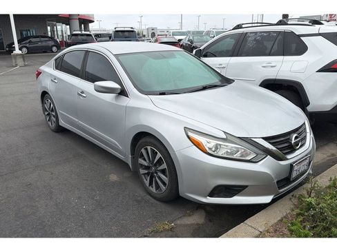 Used 2016 Nissan Altima 2.5 SV FWD image 2