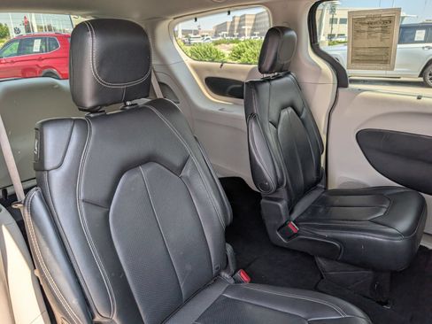 Used 2022 Chrysler Pacifica Touring-L FWD image 28