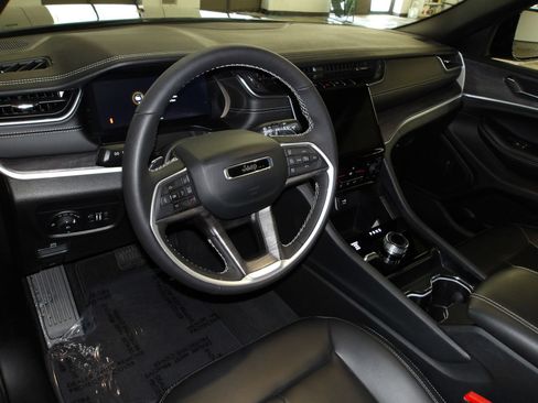 Used 2025 Jeep Grand Cherokee L Limited AWD/4WD image 9