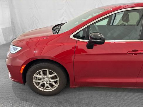 Used 2026 Chrysler Pacifica Select FWD image 3
