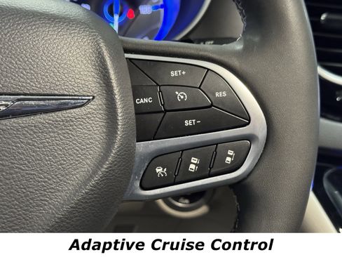 Used 2023 Chrysler Pacifica Touring-L image 31