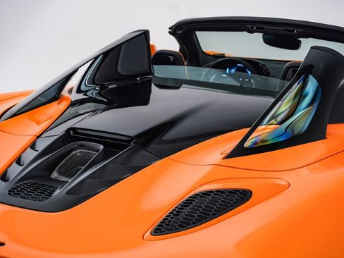 Used 2026 McLaren Artura Spider RWD image 18