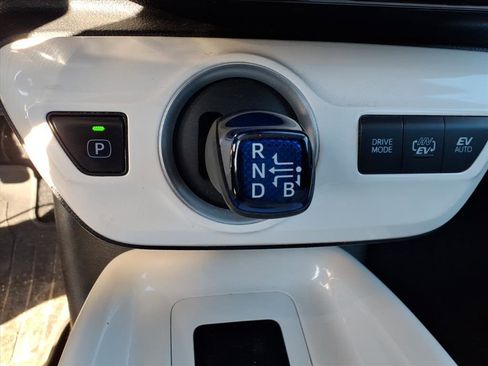 Used 2017 Toyota Prius Prime Premium image 25