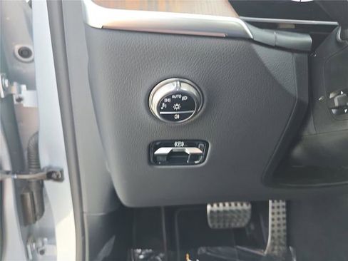 Used 2025 Mercedes-Benz GLC 350e 4MATIC image 37