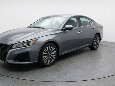 Used 2025 Nissan Altima 2.5 SV image 3
