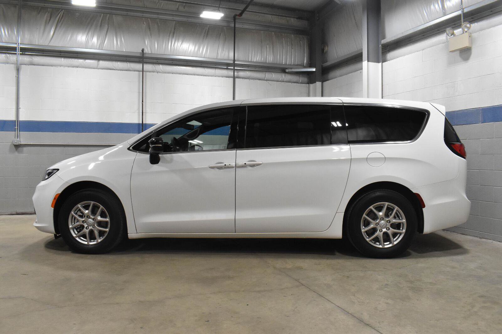 Used 2025 Chrysler Pacifica Select FWD image 21