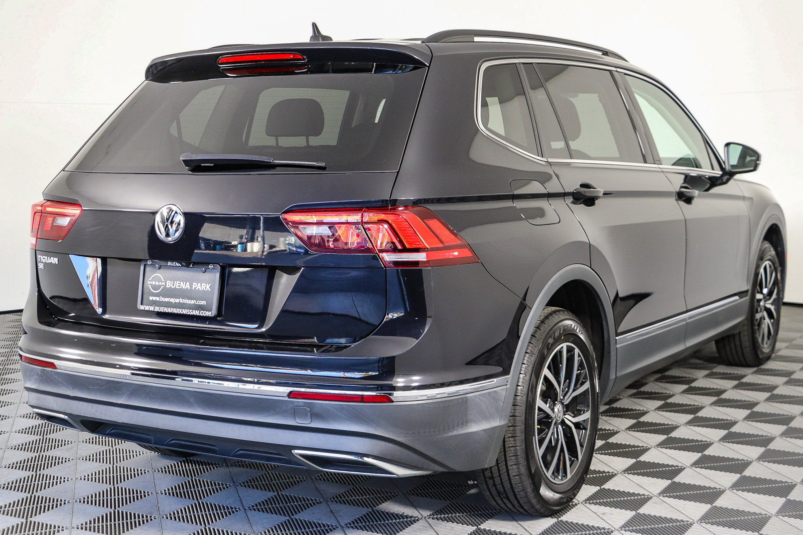 Used 2021 Volkswagen Tiguan SE w/ Panoramic Sunroof Package FWD image 8