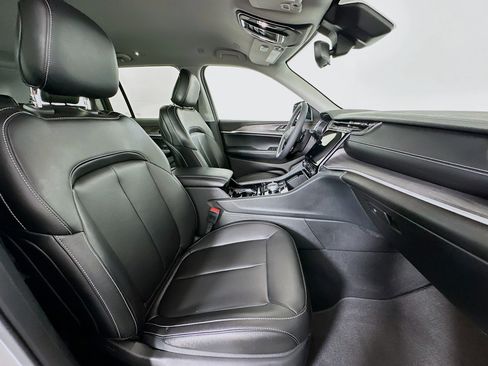 Used 2023 Jeep Grand Cherokee Limited image 31