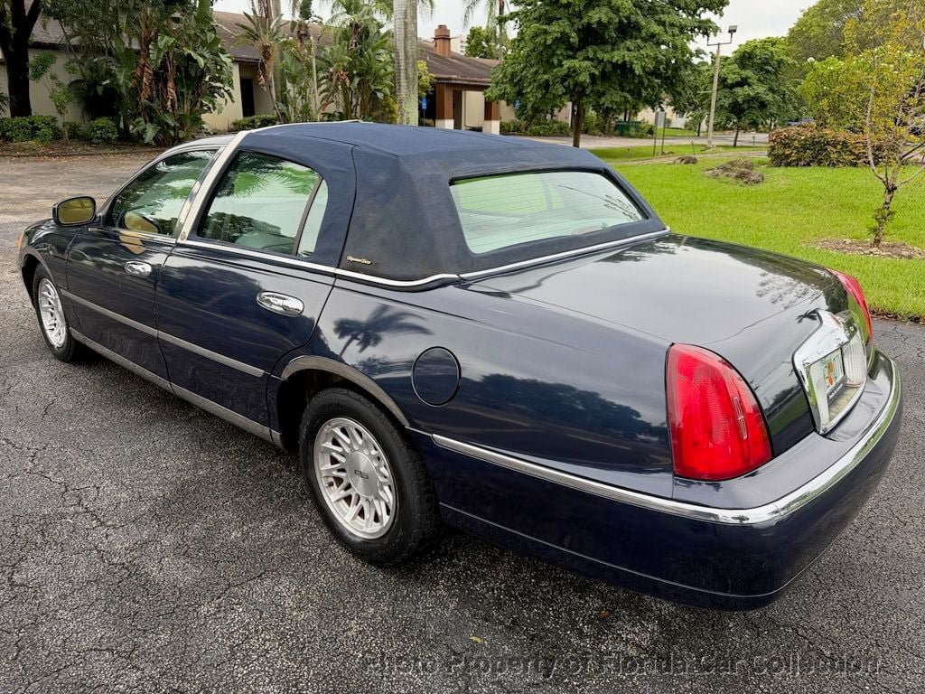 Used 1999 Lincoln Town Car Signature RWD image 3