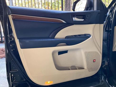 Used 2017 Toyota Highlander Limited image 21