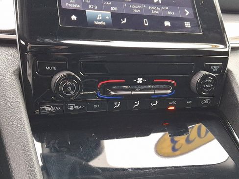 Used 2023 Jeep Grand Cherokee Laredo image 16