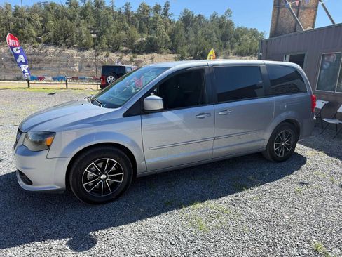 Used 2017 Dodge Grand Caravan SE image 2