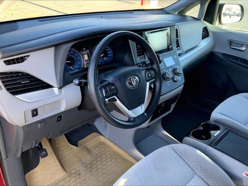 Used 2019 Toyota Sienna LE image 18
