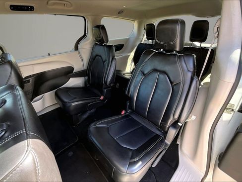 Used 2023 Chrysler Pacifica Touring-L FWD image 21