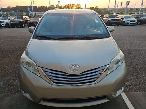 Used 2016 Toyota Sienna XLE w/ XLE Navigation Package image 2