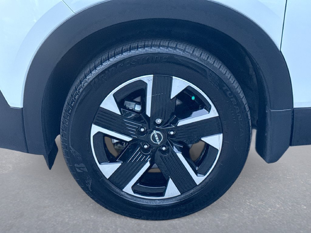 Used 2025 Nissan Kicks SV AWD/4WD image 18