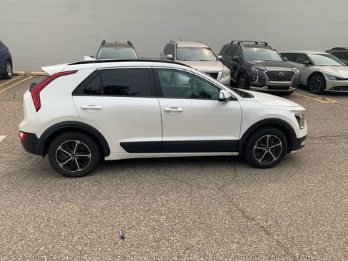 Used 2024 Kia Niro EX FWD image 3