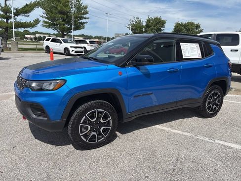 Used 2025 Jeep Compass Trailhawk AWD/4WD image 14