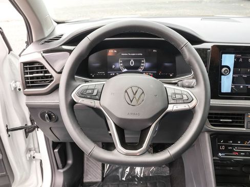 Used 2025 Volkswagen Taos SE image 17