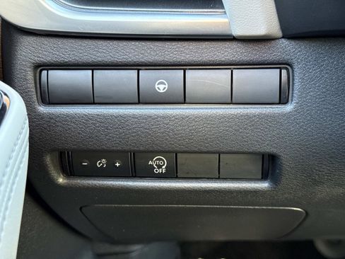 Used 2023 Nissan Rogue SV image 12