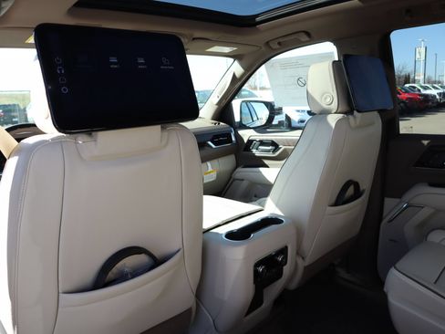 New 2026 GMC Yukon Denali w/ Denali Reserve Package AWD/4WD image 17
