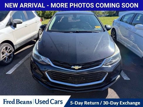 Used 2018 Chevrolet Cruze LT w/ Convenience Package FWD image 2