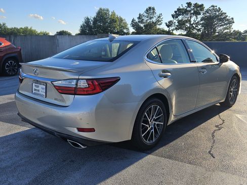 Used 2016 Lexus ES 350 w/ Luxury Package w/Wood Trim FWD image 4