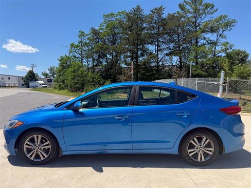 Used 2017 Hyundai Elantra SE FWD image 2
