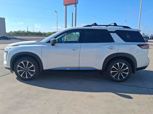 New 2026 Nissan Pathfinder Platinum FWD image 4