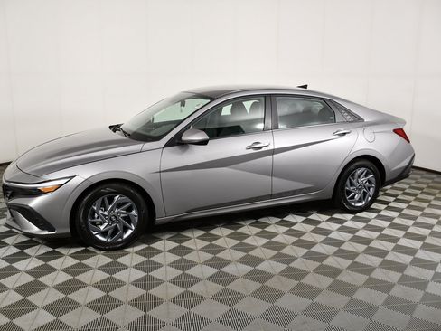 Used 2024 Hyundai Elantra SEL FWD image 9