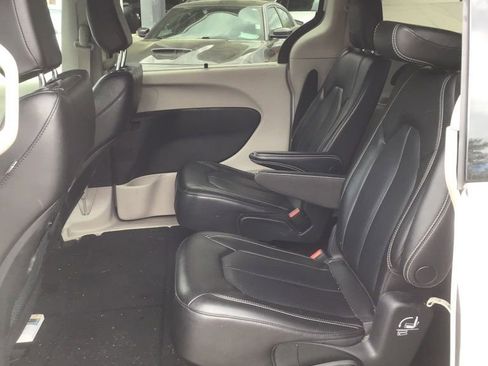 Used 2023 Chrysler Pacifica Touring-L FWD image 6
