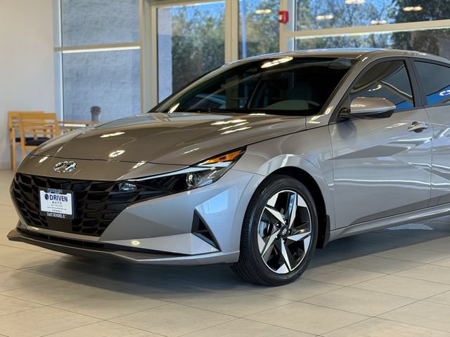 Used 2023 Hyundai Elantra SEL w/ Convenience Package FWD image 3