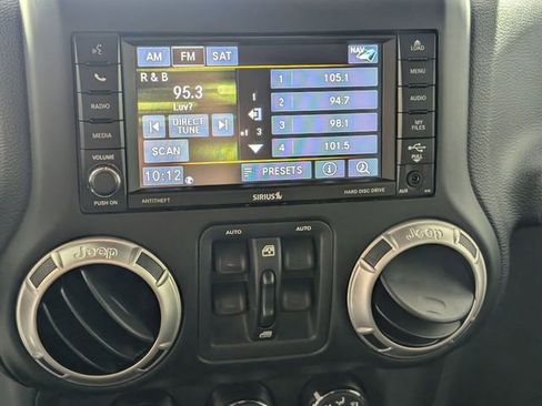 Used 2017 Jeep Wrangler Unlimited Rubicon w/ Connectivity Group AWD/4WD image 17