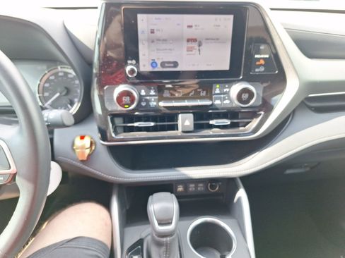 Used 2024 Toyota Highlander LE image 28