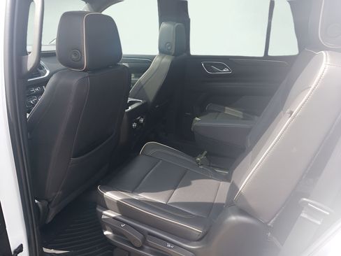Used 2023 GMC Yukon SLT AWD/4WD image 9