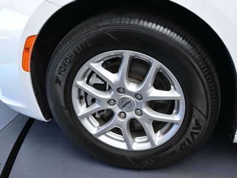 Used 2023 Chrysler Pacifica Touring-L image 29