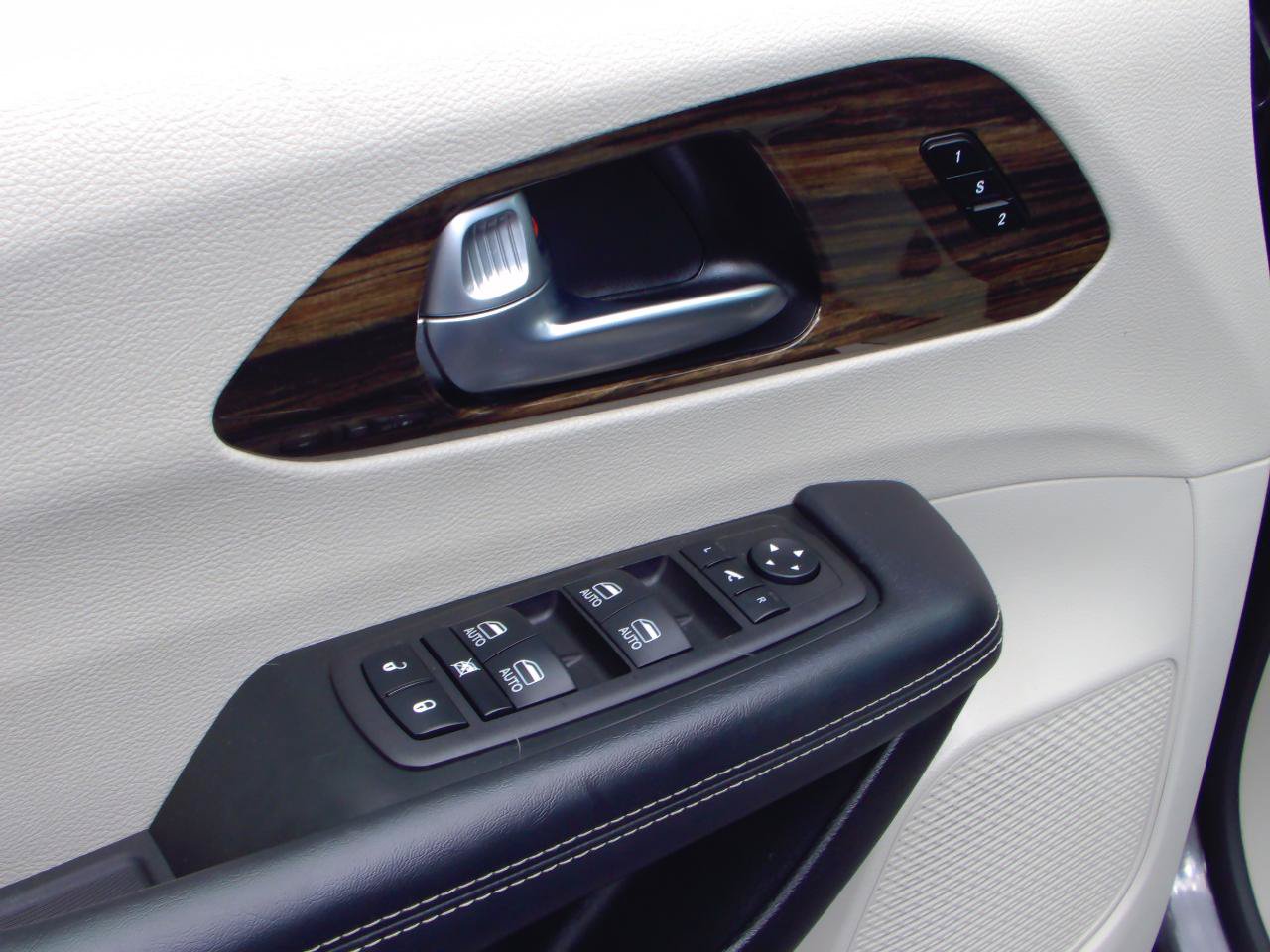Used 2023 Chrysler Pacifica Limited FWD image 13