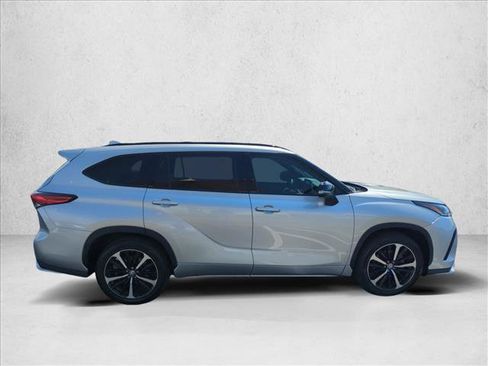 Used 2022 Toyota Highlander XSE FWD image 4