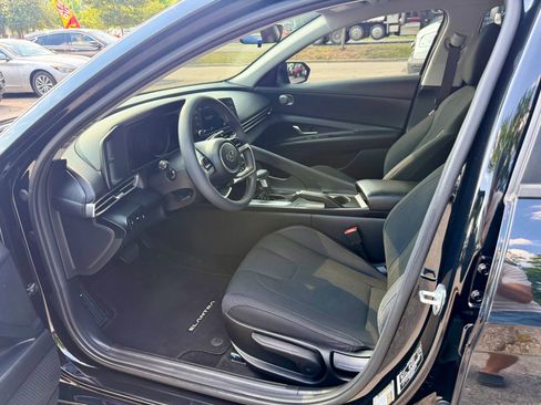 Used 2022 Hyundai Elantra SEL FWD image 9