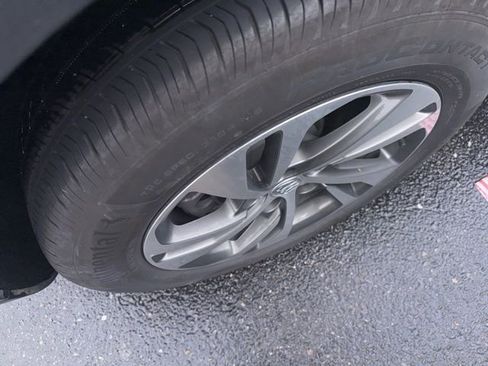 Used 2023 Buick Envision Essence image 3