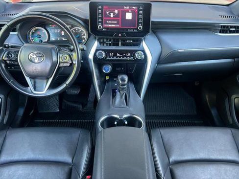 Certified 2022 Toyota Venza XLE AWD/4WD image 3