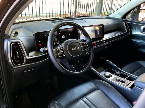 Used 2025 Kia Sorento EX w/ EX Panoramic Sunroof Package image 17