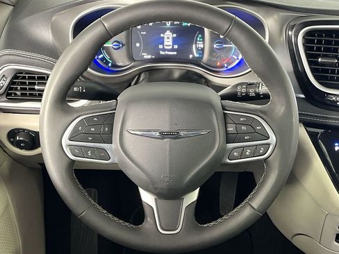 Used 2024 Chrysler Pacifica Limited FWD image 14