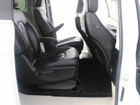 Used 2024 Chrysler Pacifica Select image 21