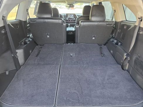 Used 2022 Toyota Highlander XLE image 14