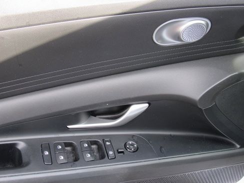 Used 2023 Hyundai Elantra Blue image 11