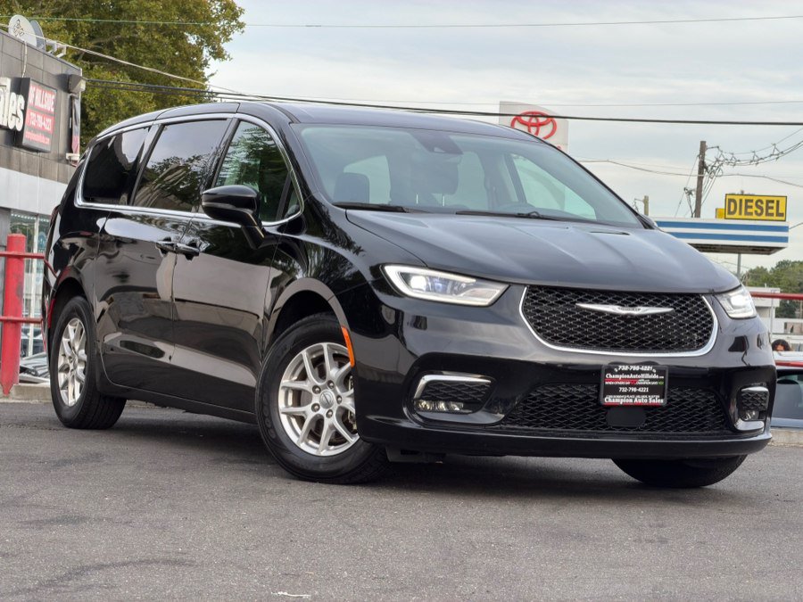 Used 2024 Chrysler Pacifica Touring-L FWD image 3