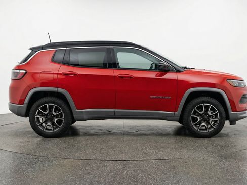 Used 2025 Jeep Compass Trailhawk AWD/4WD image 11