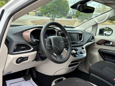 Used 2023 Chrysler Voyager LX FWD image 16